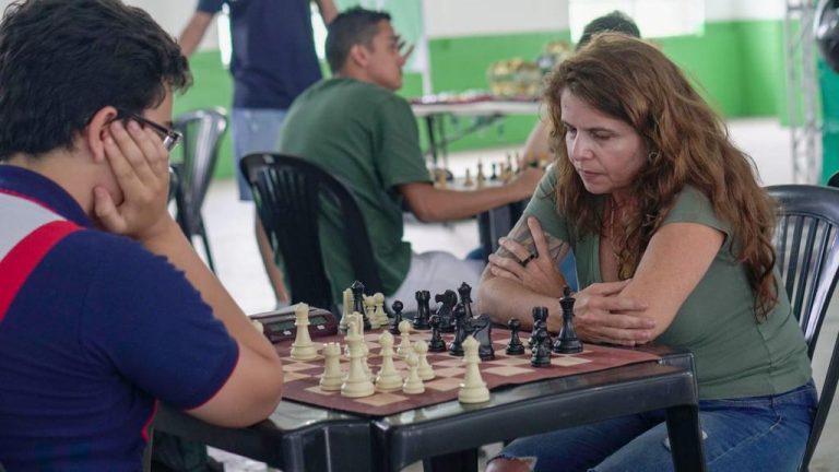 Torneio Municipal de Xadrez movimenta jovens, adultos e idosos neste final  de semana Folha1 - Geral